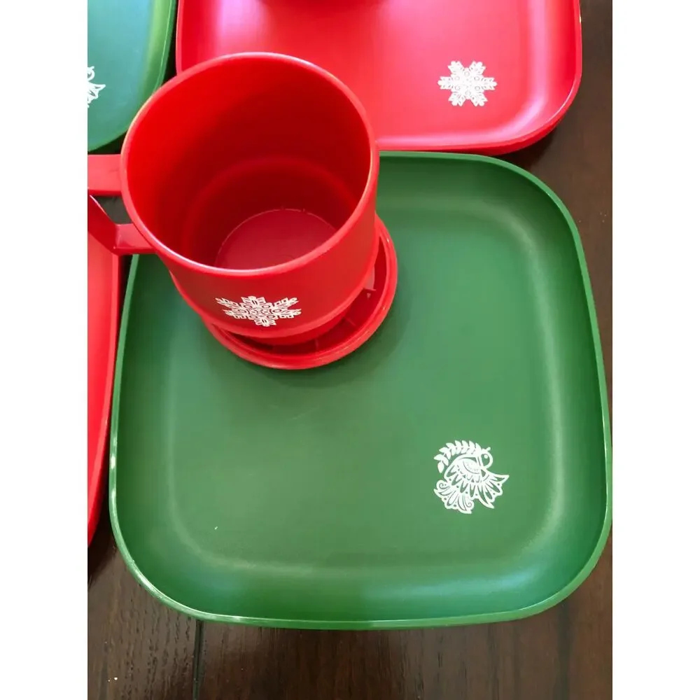 Vtg Tupperware Christmas Holiday Set - 4 Mugs w/lids 4 Plates Red Green 12 pcs